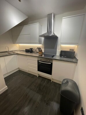 Fridge, microwave, oven, stovetop - Cozy Ground Floor Flat in Sutton with Parking Space free and Pets Friendly  (Sutton)