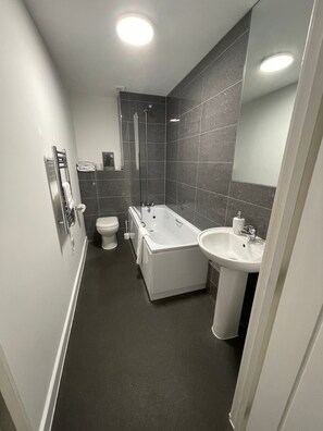 Hair dryer, towels, soap, shampoo - Cozy Ground Floor Flat in Sutton with Parking Space free and Pets Friendly  (Sutton)