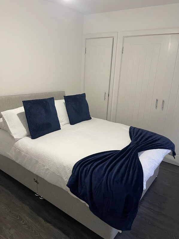 1 bedroom, iron/ironing board, WiFi, bed sheets - Cozy Ground Floor Flat in Sutton with Parking Space free and Pets Friendly  (Sutton)