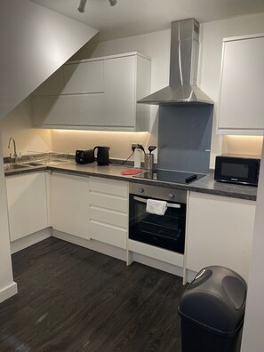 Fridge, microwave, oven, stovetop - Cozy Ground Floor Flat in Sutton with Parking Space free and Pets Friendly (Sutton)