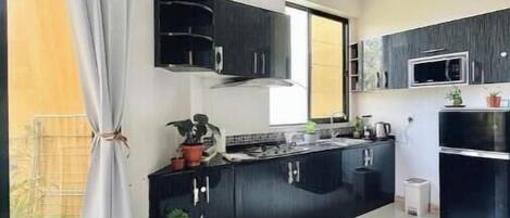 Microondas, placa de cocina y utensilios de cocina