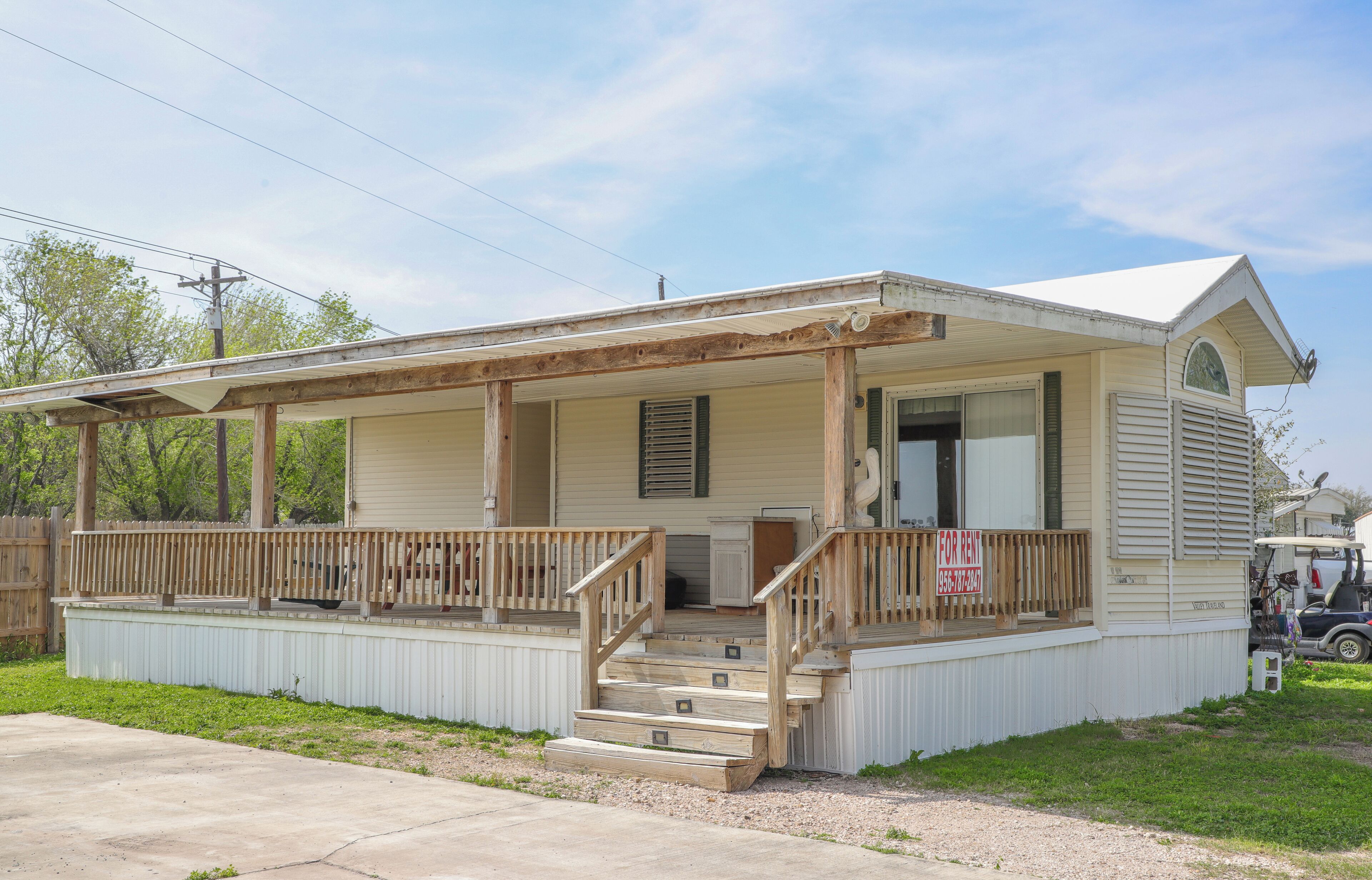 Escape to Cozy Comfort: Unique Mobile Home Experience!