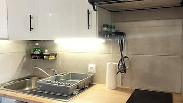 Réfrigérateur, micro-ondes, four, plaque de cuisson