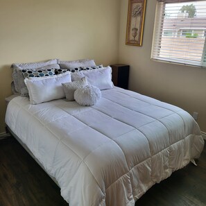 3 bedrooms, iron/ironing board, WiFi, bed sheets - Welcome To L.A Getaway (Hacienda Heights)