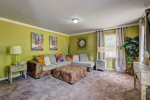 Living area - Amazing 4 Bedroom Home Near Atlanta Hartfield Airport  (Riverdale)
