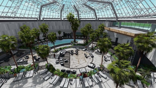 Un área de piscina en la azotea con sillas de descanso y palmeras, rodeada por una estructura de techo de cristal.