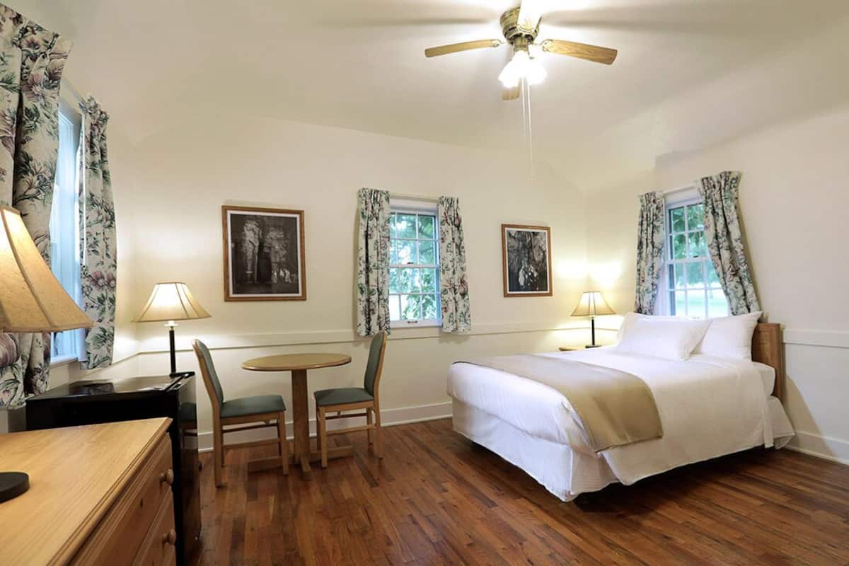 Cottage, 1 Queen Bed, Park View | 2 bedrooms, iron/ironing board