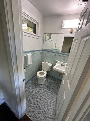 Sunset Terrace - 2 Queen | Bathroom | Shower, towels, soap, shampoo - The Lodge at Mammoth Cave (Brownsville)