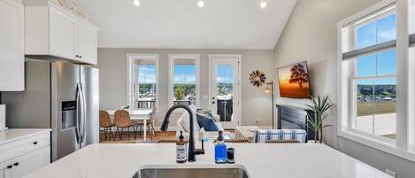 House, Multiple Beds (A View to a Chill) | Private kitchen | Oven, toaster