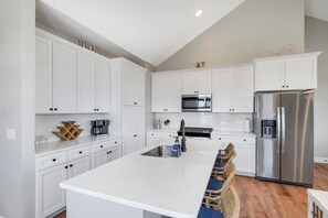 Townhome, Multiple Beds (A View to a Chill) | Private kitchen