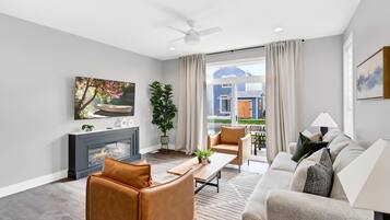 House, Multiple Beds (Move Over Rose) | Living area