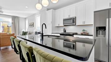 Rumah, Beberapa Tempat Tidur (Move Over Rose) | Dapur pribadi