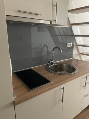 Geladeira, cooktop, chaleira elétrica