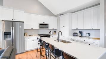 House, Multiple Beds (Marina Tower) | Private kitchen | Oven, toaster