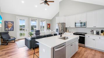 House, Multiple Beds (Marina Tower) | Private kitchen | Oven, toaster