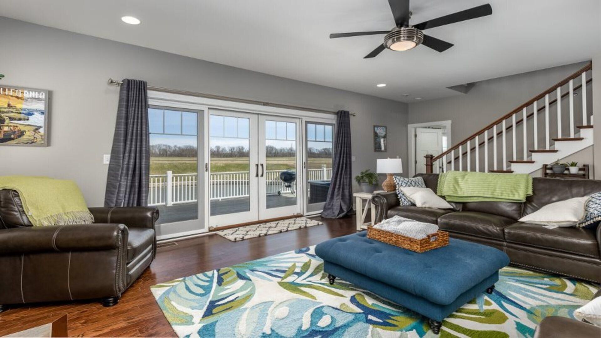 Nhà, nhiều giường (License to Chill) | Khu phòng khách