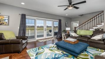 Nhà, nhiều giường (License to Chill) | Khu phòng khách