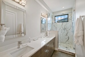 House, Multiple Beds (La Dolce Vita) | Bathroom - La Dolce Vita (Ottawa)