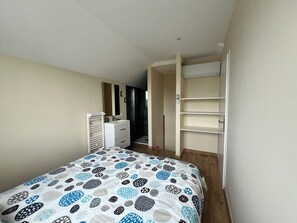 2 bedrooms, iron/ironing board, WiFi