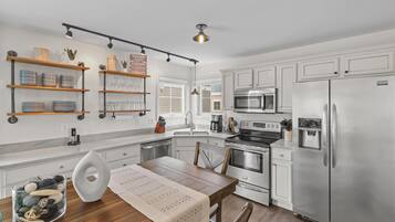 House, 2 Queen Beds (On Cloud Wine) | Private kitchen | Oven, toaster