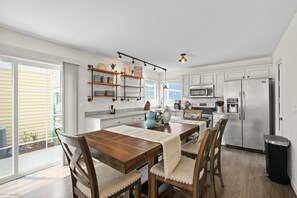 House, 2 Queen Beds (On Cloud Wine) | Dining - On Cloud Wine (Ottawa)