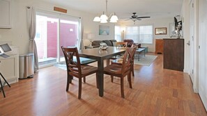 Hus - 2 queensize-senge (Splash Haven) | Spiseområde