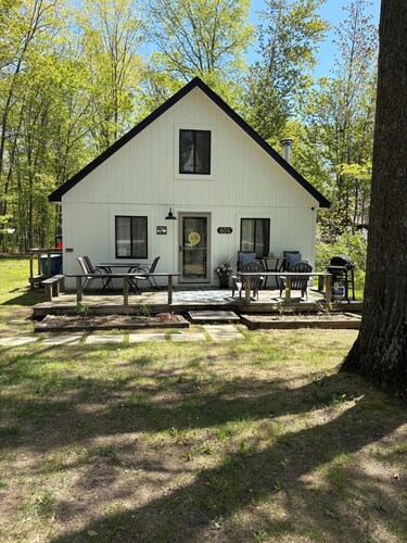 Cozy Chalet: Higgins & Houghton Lakes