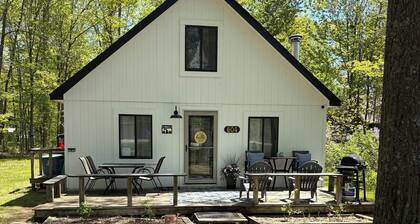 Cozy Chalet: Higgins & Houghton Lakes