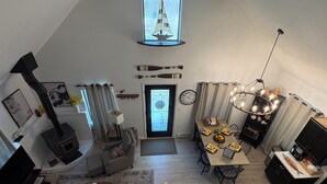 Una sala de estar moderna con chimenea, comedor y vistas al exterior.
