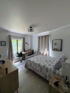 Une chambre à coucher avec un lit, un bureau et une chaise.