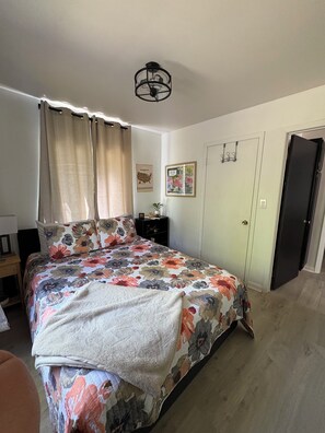 3 bedrooms, desk, iron/ironing board, free WiFi - Cozy Chalet: Higgins & Houghton Lakes (Roscommon)