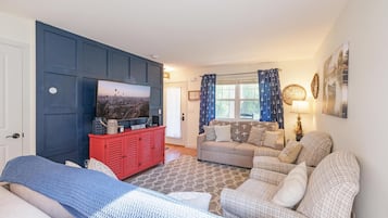 House, 1 Queen Bed (River Shores Cottage) | Living area