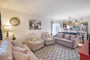 House, 1 Queen Bed (River Shores Cottage) | Living area - River Shores Cottage (Ottawa)