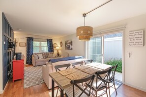 Hus, 1 queensize-seng (River Shores Cottage) | Spiseområde