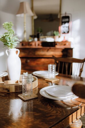 Dining - PRIVATE LODGE on acreage in the woods just STEPS away from The UofA! (Fayetteville)