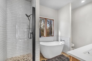 Hair dryer, towels, soap, shampoo - PRIVATE LODGE on acreage in the woods just STEPS away from The UofA! (Fayetteville)