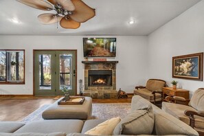 Smart TV, fireplace - PRIVATE LODGE on acreage in the woods just STEPS away from The UofA! (Fayetteville)