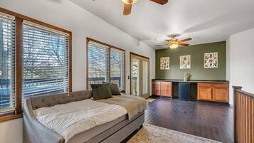 4 camere, una scrivania, ferro/asse da stiro, culla da viaggio