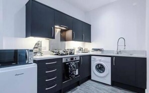 Fridge - Guestz Old Embassy with WiFi (Kingston-upon-Hull)