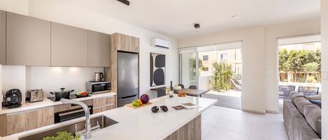 Refrigerador, microondas, horno y lavavajillas