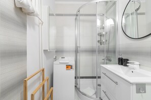 Comfort-Apartment, Balkon | Badezimmer