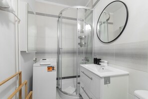 Comfort-Apartment, Balkon | Badezimmer