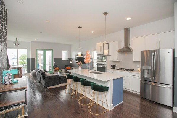 Kühlschrank, Mikrowelle, Ofen, Herdplatte