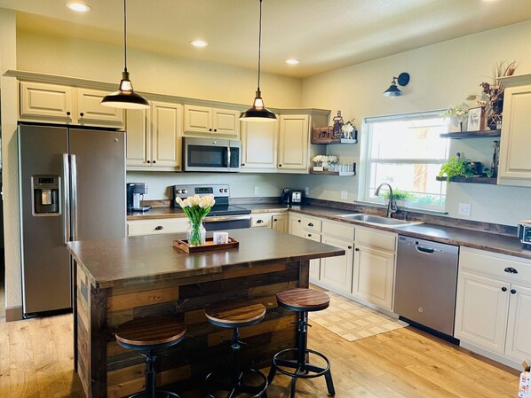 Køleskab, mikrobølgeovn, ovn, kogeplade