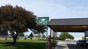 Front of property - Home-Towne Lodge (Omaha)