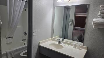 Single Room, 1 Queen Bed | Bathroom