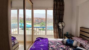 3 عدّة غرف نوم ومكواة/لوح كي وملاءات أسرّة