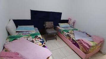 3 عدّة غرف نوم ومكواة/لوح كي وملاءات أسرّة