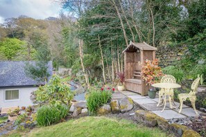 Property grounds - Three Bedroom Pet Friendly Holiday Cottage in Harlech | Mehefin (Harlech)