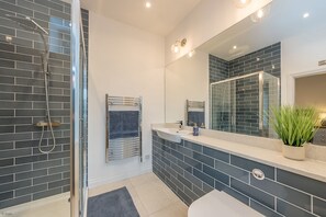 Shower, hair dryer, towels - Beautiful Farmhouse Accommodation in a Country Setting | Hendre-Feinws (PWLLHELI)